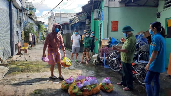 Trao cho người dân ở khu vực đường Dương Đình Hội, P.Phước Long B (ngày 22/09/2021)